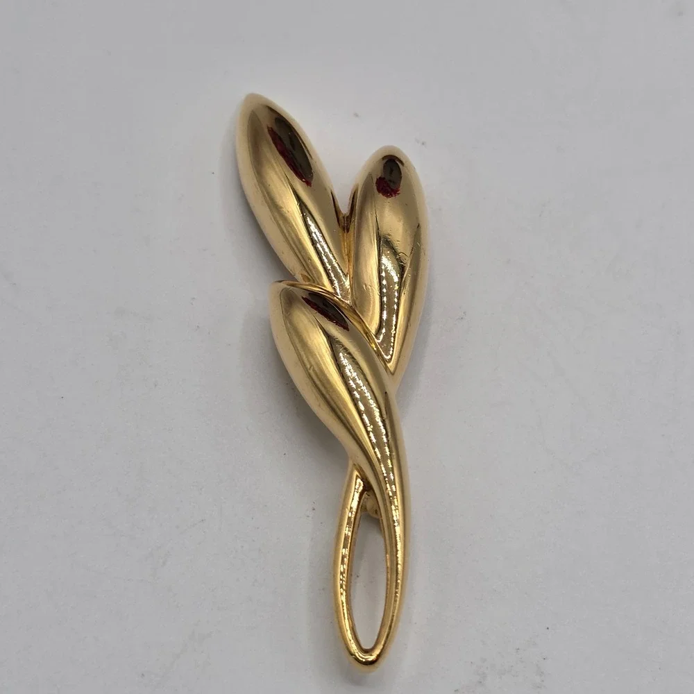 Trifari Vintage Gold Tone Triple Leaf Pod Brooch Modernist Botanical Pin 3.25in